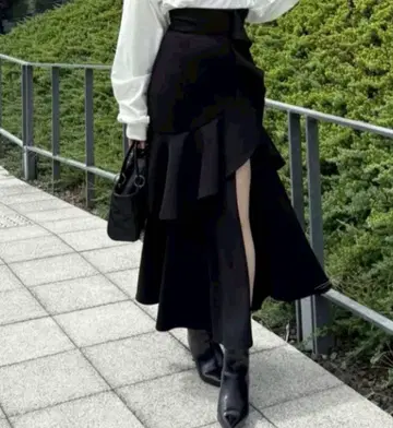 리엔다 프릴 슬릿 하이웨스트 스코트 숏팬츠 블랙