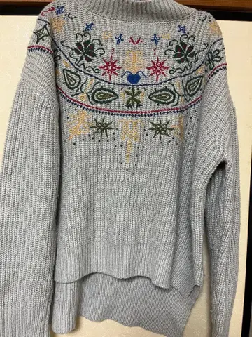 그레이 자수 니트 스웨터 긴팔