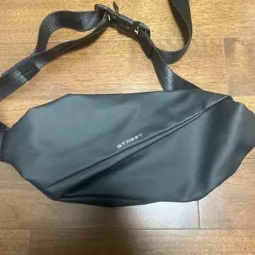 스트릿 블랙 바디백