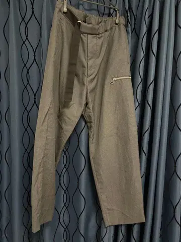 OAMC 그레이 워크 팬츠 지퍼 포켓 부착