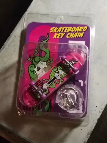 rofj 점프샵 스케이트보드 키체인 원피스 브룩
