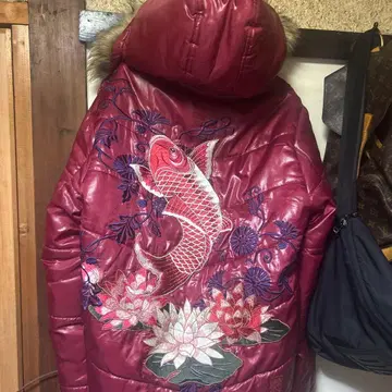 빨간색 자수 스카잔 잉어와 연꽃