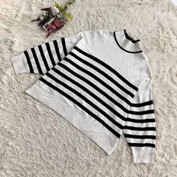 [ MEDDUM ] 하이넥 보더 니트 스웨터 긴팔 루즈핏 실루엣