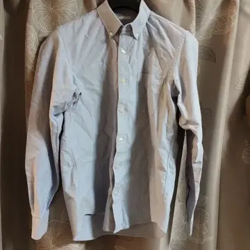 연한 파랑 버튼 다운 긴팔 셔츠