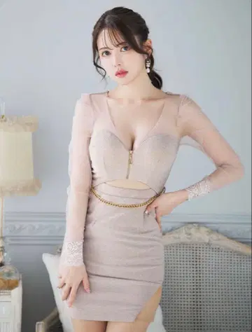 베이지 시스루 소매 컷 아웃 드레스