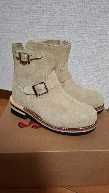 베이지 스웨이드 엔지니어 부츠