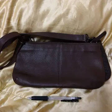 군언당 세퍼레이트 숄더 비 스태프 브라운