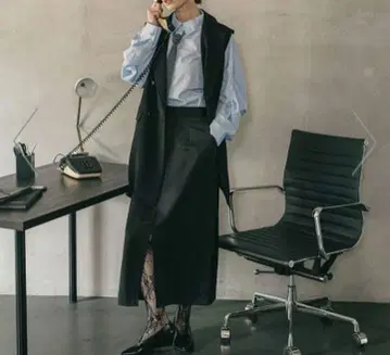 [택 포함 새상품] LEPSIM 새틴 프론트 슬릿 내로우 스커트