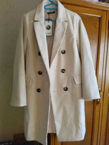 화이트 더블 브레스트 롱 코트