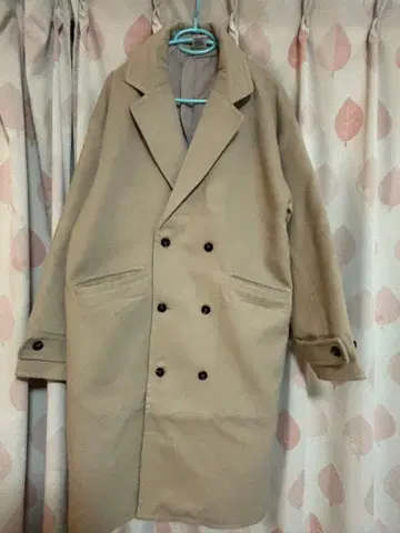 베이지 더블 브레스트 트렌치코트