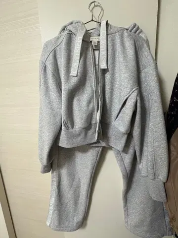 이번 시즌! Calvin Klein 그레이 크롭 후드티 셋업