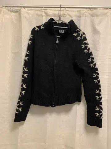 엠포리오 아르마니 EA7 블랙 니트 자켓 눈꽃 패턴