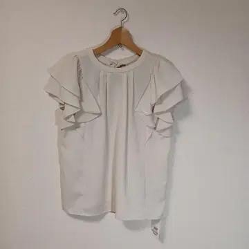 프릴 장식 슬리브리스 셔츠 크림색