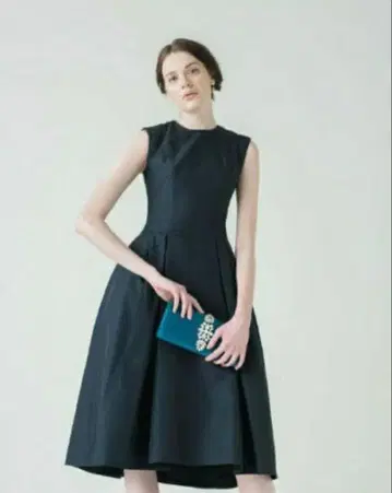 CELFORD 슬리브리스 플레어 원피스