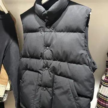 GU 블랙 다운 베스트 스탠드 카라