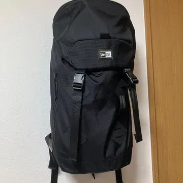 NEW ERA 블랙 백팩