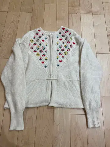 CHILD WOMAN 자수 화이트 니트 가디건