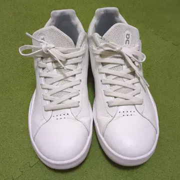 On 화이트 가죽 로우컷 스니커즈