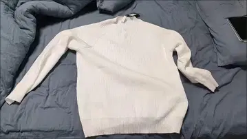 화이트 리브 니트 스웨터