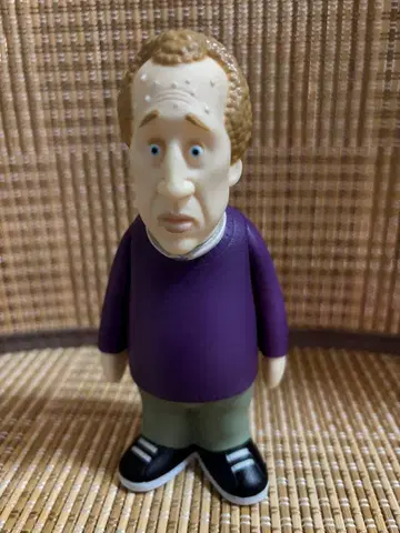 피규어 보라색 스웨터 그린 팬츠