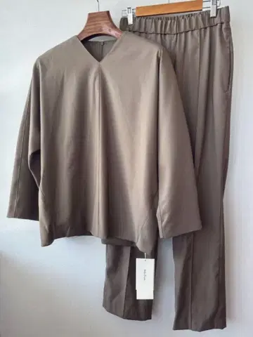 [택 포함 새상품] 미라 오웬 구축 풀오버 x 테이퍼드 팬츠 셋업