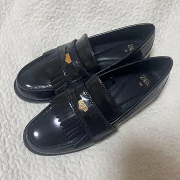 새상품급 인기 완판템 ZARA 코인 로퍼 36 에나멜 신발