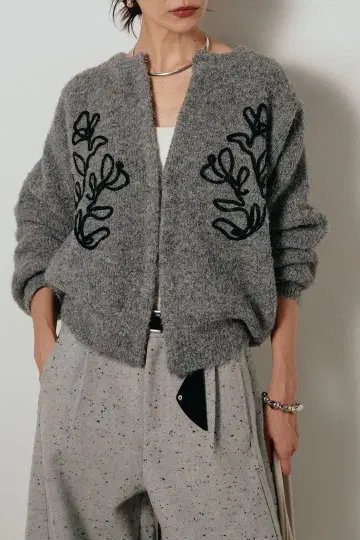 테이프 자수 니트 가디건 그레이