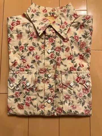 새상품급 락 마운트 빈티지 긴팔 셔츠 꽃무늬 멋스러운 크림색
