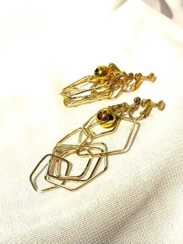 비대칭 방울이 귀여운 귀걸이