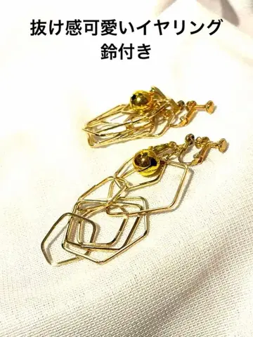 비대칭 방울이 귀여운 귀걸이