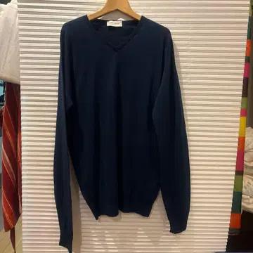 JOHN SMEDLEY 네이비 V넥 스웨터