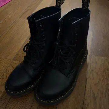 닥터 마틴 블랙 8홀 부츠 US 6