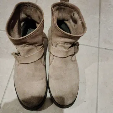 베이지 스웨이드 엔지니어 부츠