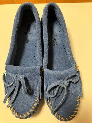 미네통카 파랑 스웨이드 프린지 모카신
