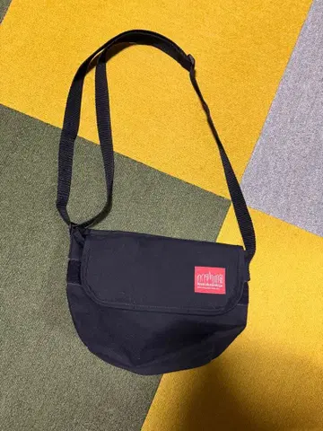 블랙 숄더백 벨크로 포켓 부착