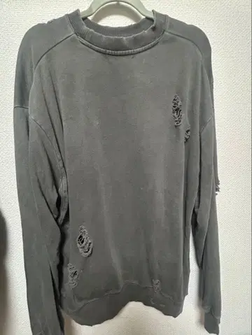 데미지 가공 그레이 맨투맨