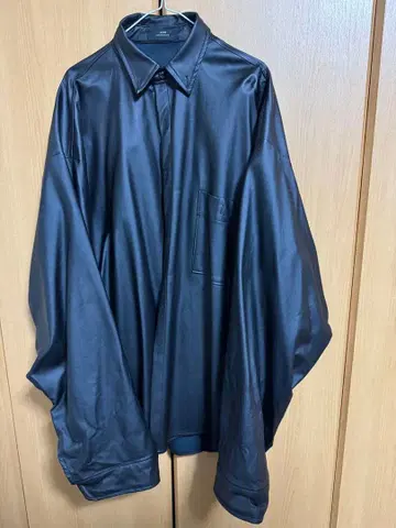 오버 사이즈 블랙 합성 피혁 셔츠