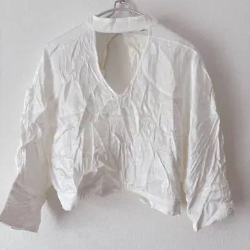 화이트 V넥 등 트임 크롭 셔츠 [ M ]