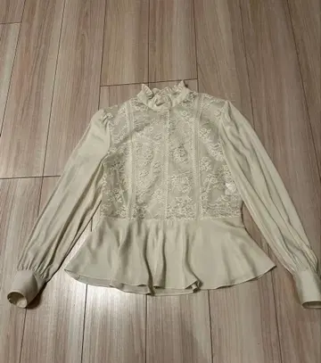 allureville 아이보리 레이스 디테일 긴팔 블라우스