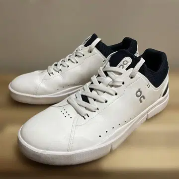 On 더 로저 화이트/네이비