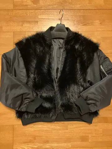 이번 시즌 신상 미사용 새상품 퍼(fur) 포함 MA-1