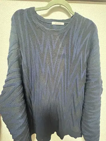 지그재그 무늬의 다크 블루 스웨터