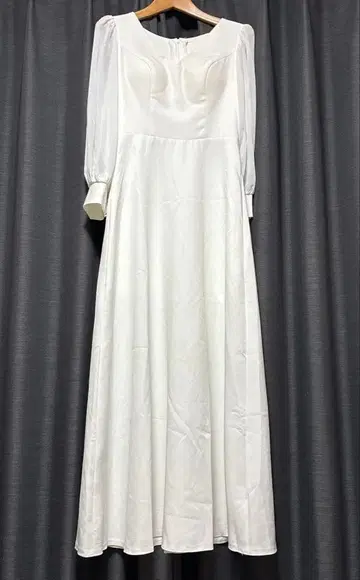화이트 롱 드레스 퍼프 슬리브