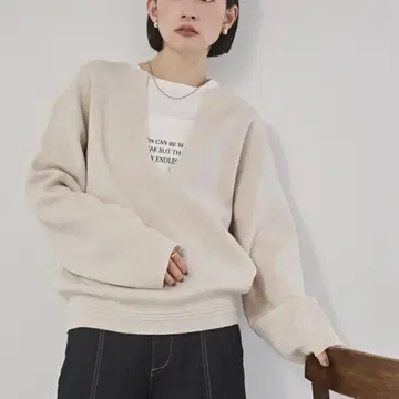 이번 시즌 신상 미사용 새상품 한치 야와모치얀 깊은 V넥 니트