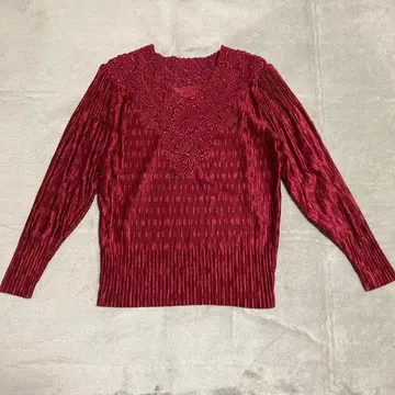 버건디 꽃무늬 자수 긴팔 상의 플리츠 가공 소재 V넥 화려함