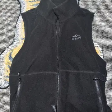 CAMP7 블랙 플리스 베스트