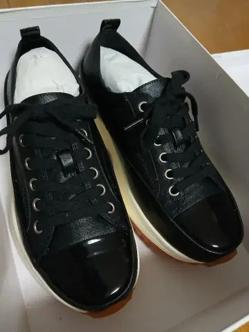 블랙 합성 피혁 스니커즈 별 모양 백 탭 포함