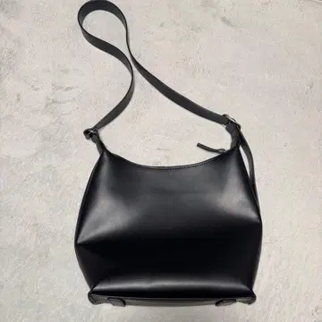 유니클로 레더 터치 스퀘어 숄더백 블랙