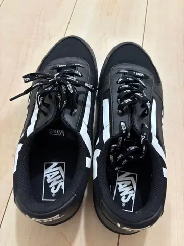 VANS 블랙 스니커즈