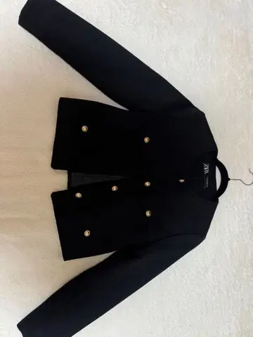 블랙 노카라 자켓 골드 버튼